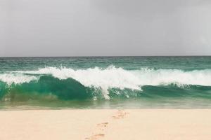 grandes olas en mares agitados foto