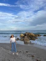 mujer hermosa joven relajarse en la playa foto