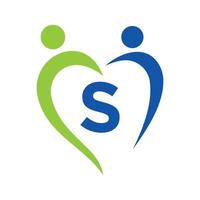 logotipo de cuidado comunitario en la plantilla vectorial de la letra s. trabajo en equipo, corazón, gente, cuidado familiar, logos de amor. fundación de caridad signo de donación de caridad creativa vector