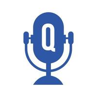 logotipo de radio podcast en diseño de letra q usando plantilla de micrófono. música dj, diseño de logotipo de podcast, vector de transmisión de audio mixto