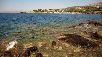 vagues de la mer sur la plage rocheuse video