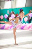 pequeña y hermosa gimnasta en competiciones