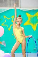 pequeña gimnasta participa en competiciones de gimnasia rítmica foto