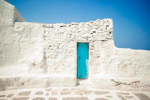 casas tradicionales con puertas azules en las estrechas calles de mykonos, grecia. foto
