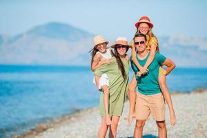 familia joven de vacaciones diviértete mucho foto