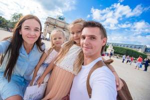 familia feliz con dos niños en París en vacaciones de verano foto