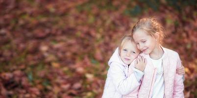 niños adorables en un día cálido en el parque de otoño al aire libre foto