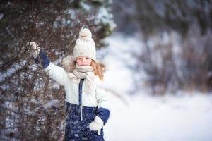 adorable niña en un día de invierno congelado al aire libre foto