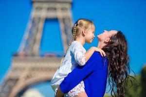 familia feliz divirtiéndose en parís fondo torre eiffel foto