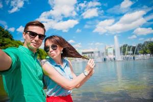 jóvenes amigos turistas que viajan de vacaciones en europa sonriendo felices. familia caucásica con mapa de la ciudad en busca de atracciones foto