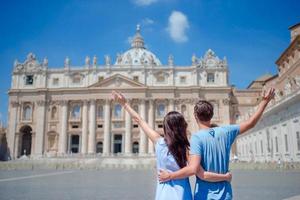 feliz pareja de turistas mirando st. basílica de san pedro en ciudad del vaticano, roma, italia. el st. la basílica de pedro en la ciudad del vaticano es la principal atracción turística de roma. foto