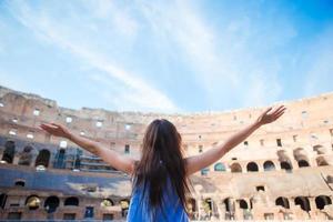 joven turista mirando el interior del coliseo en roma, italia. el coliseo es la principal atracción turística de roma. foto