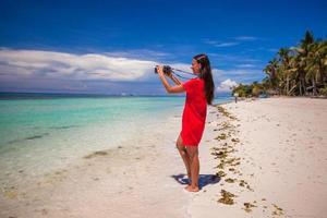 mujer joven fotografió un hermoso paisaje marino en una playa tropical foto