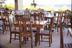 restaurante vacío en un pequeño hotel boutique en el exótico resort foto