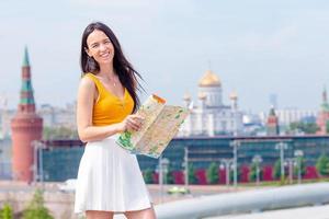 feliz joven mujer urbana en ciudad europea. foto