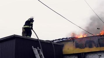 equipe de resgate de bombeiros extinguir um prédio em chamas