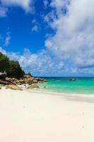 hermosa playa tropical exótica en la isla de Seychelle foto