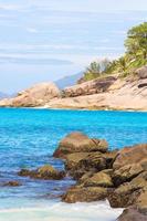laguna exótica turquesa con grandes piedras en seychelles foto