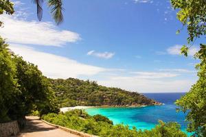 camino hacia el océano turquesa y la playa en seychelles foto