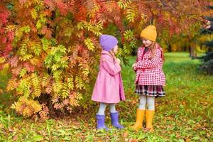 niñas adorables en el hermoso día de otoño al aire libre foto