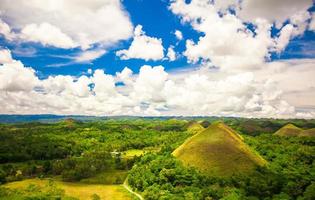 colinas de chocolate inusuales verdes en bohol, filipinas foto