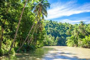 río loboc tropical, cielo azul, isla de bohol, filipinas foto
