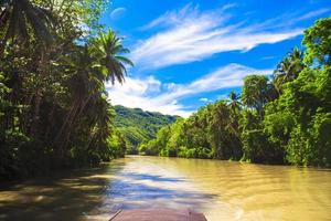 río loboc tropical, cielo azul, isla de bohol, filipinas foto