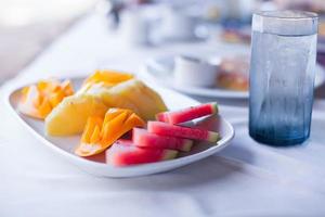 frutas frescas en la mesa para el desayuno en el hotel foto