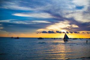 pequeño velero en la hermosa puesta de sol en Filipinas