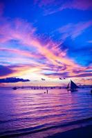 velero en una impresionante puesta de sol en la isla de boracay en filipinas foto