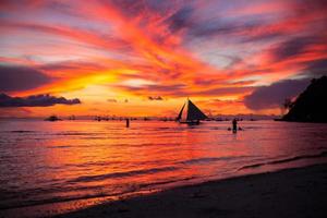 velero a la puesta de sol en la isla de boracay en filipinas foto