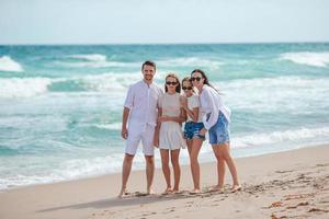 familia feliz en la playa durante las vacaciones de verano foto