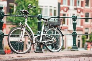 bicicletas en el puente de amsterdam, países bajos. hermosa vista de los canales en otoño foto