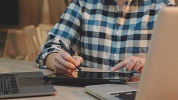 groupe d'hommes d'affaires utilisant une tablette numérique ensemble devant les fenêtres d'un immeuble de bureaux donnant sur la ville video