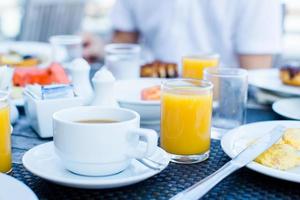 delicioso capuchino sabroso y jugo fresco para el desayuno en la cafetería al aire libre foto