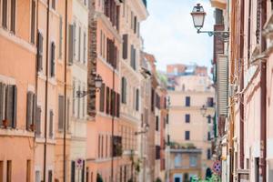 viejas hermosas calles vacías en roma, italia. primer plano de una farola en la casa de la ciudad foto