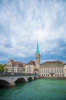 vista del centro histórico de la ciudad de zurich con la famosa iglesia fraumunster y el río limmat, suiza
