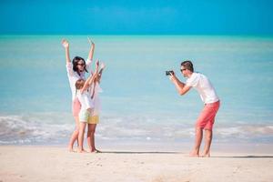 hombre tomando una foto de su familia