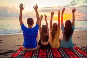 familia joven de vacaciones por la noche foto