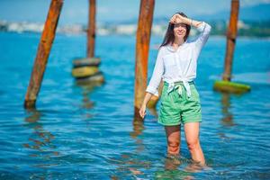 mujer joven en blanco en la playa foto