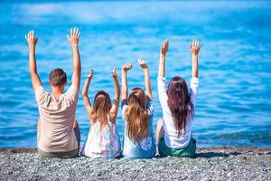 familia joven de vacaciones diviértete mucho foto