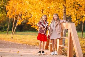 niñas adorables en el cálido y soleado día de otoño al aire libre foto