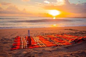 hacer un picnic en la playa al atardecer foto