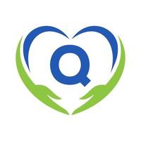 logotipo de cuidado de manos en la letra q. logotipo de caridad, atención médica, fundación con símbolo de mano vector