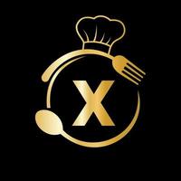 logo del restaurante en la letra x con sombrero de chef, símbolo de cuchara y tenedor para letrero de cocina, icono de café, restaurante, vector de negocios de cocina