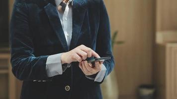 groupe d'hommes d'affaires utilisant une tablette numérique ensemble devant les fenêtres d'un immeuble de bureaux donnant sur la ville video