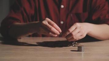 geldsparkonzept voreingestellt von männlicher hand, die geldmünzenstapel wachsendes geschäft platziert video