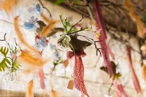 cuelgue el florero de cristal transparente, las flores artificiales cuelguen en una fiesta de bodas o en el interior. decoración de interiores foto