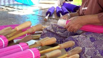 paraguas hecho a mano de trabajo femenino. video