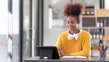 estudiante asiática clase de aprendizaje en línea estudio en línea videollamada profesora de zoom, niña asiática feliz aprende inglés en línea con computadora portátil foto